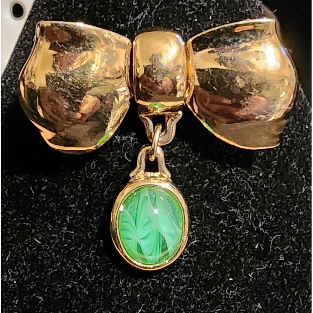 VTG Carolee Gold Tone Bow Brooch Green Marbled Glass Dangle Pin